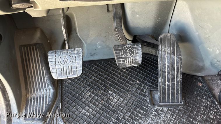 image for item ED2317 2021 Kenworth T680 semi truck