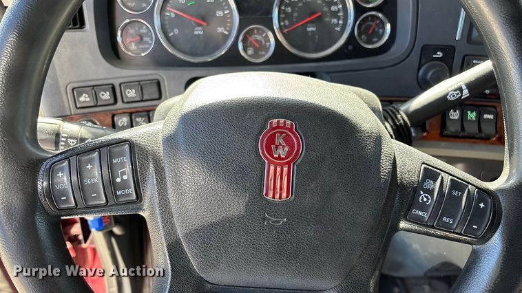 image for item ED2317 2021 Kenworth T680 semi truck