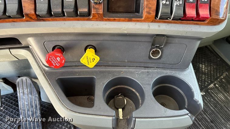 image for item ED2317 2021 Kenworth T680 semi truck