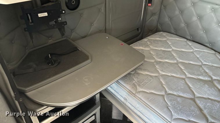 image for item ED2317 2021 Kenworth T680 semi truck