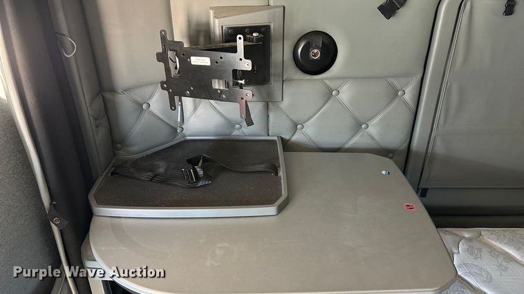 image for item ED2317 2021 Kenworth T680 semi truck