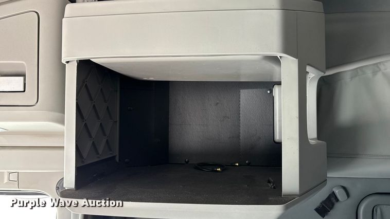 image for item ED2317 2021 Kenworth T680 semi truck