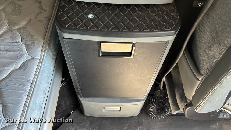 image for item ED2317 2021 Kenworth T680 semi truck