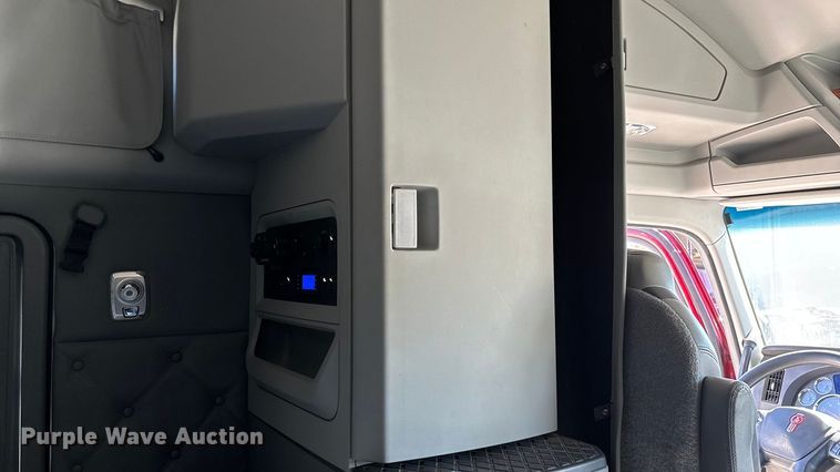 image for item ED2317 2021 Kenworth T680 semi truck