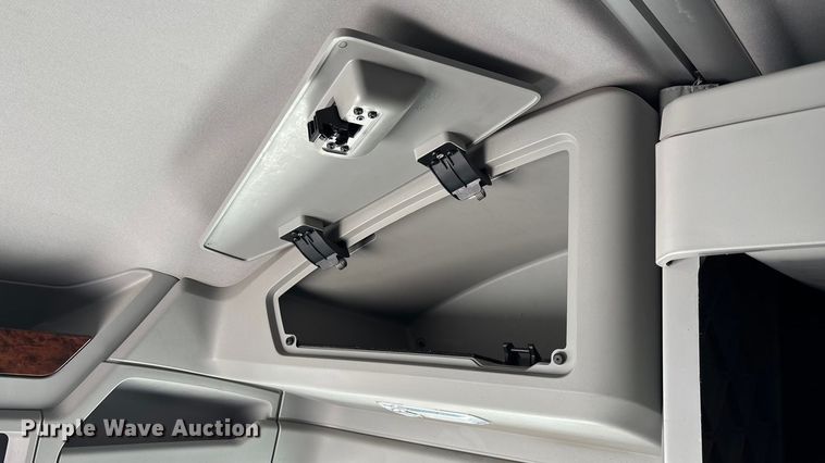 image for item ED2317 2021 Kenworth T680 semi truck