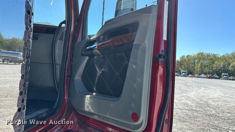 image for item ED2317 2021 Kenworth T680 semi truck