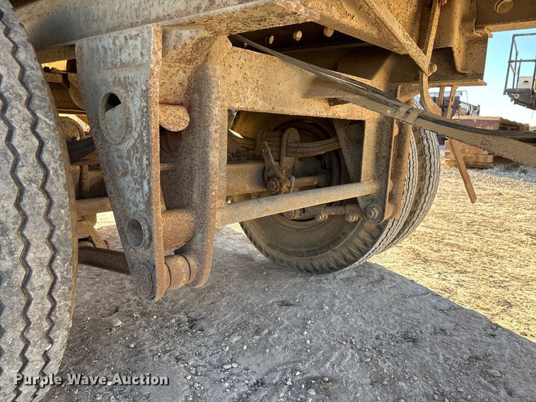 image for item ED2347 1973 Fruehauf dry van trailer