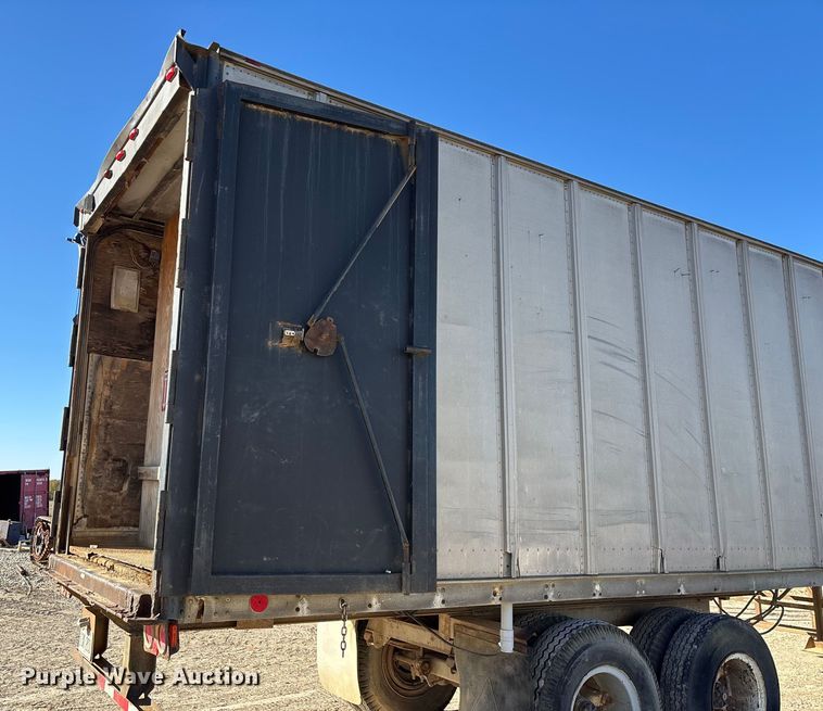 image for item ED2347 1973 Fruehauf dry van trailer