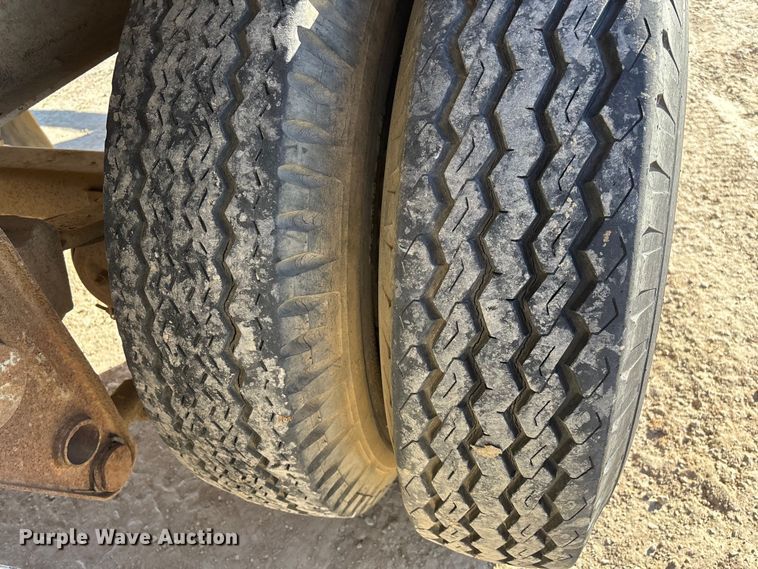 image for item ED2347 1973 Fruehauf dry van trailer