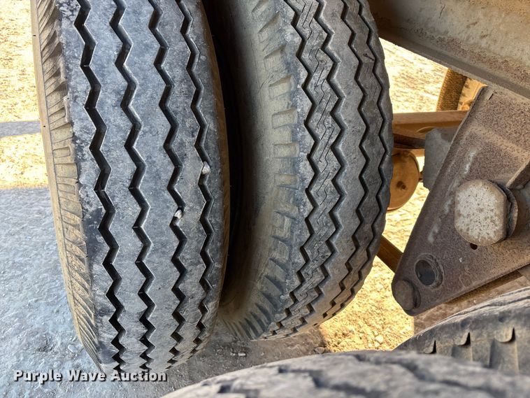 image for item ED2347 1973 Fruehauf dry van trailer