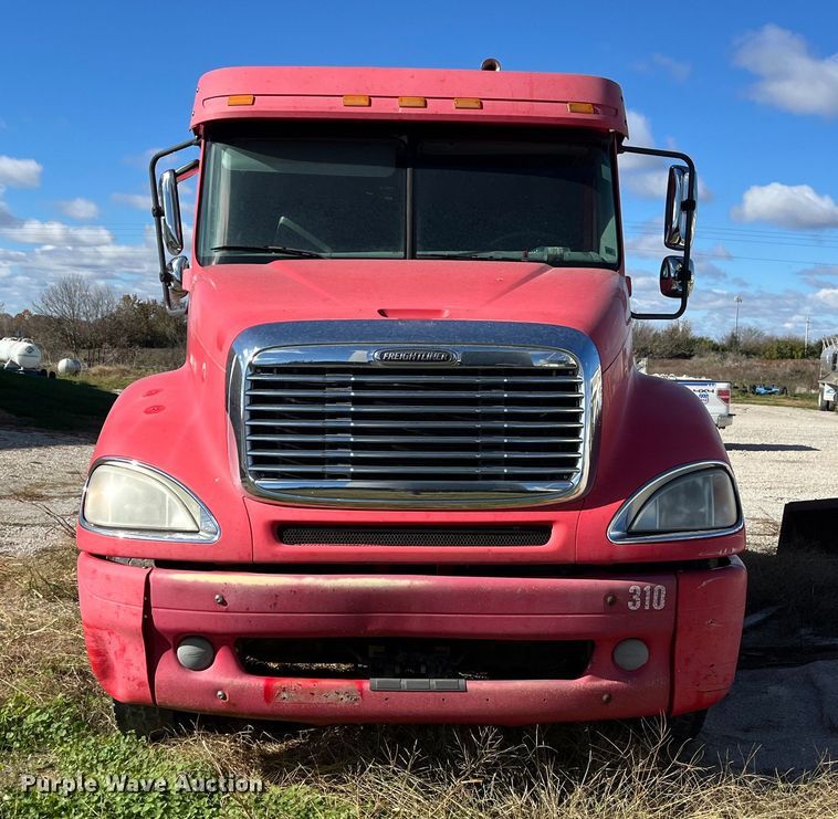 image for item ED2359 2004 Freightliner Columbia semi truck