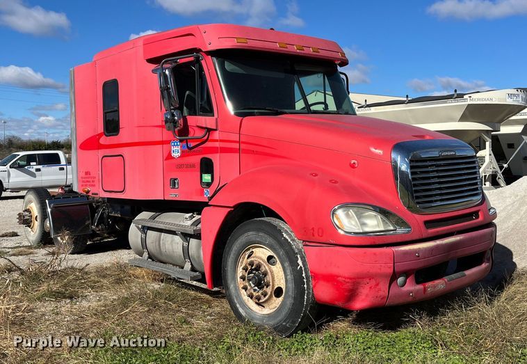 image for item ED2359 2004 Freightliner Columbia semi truck