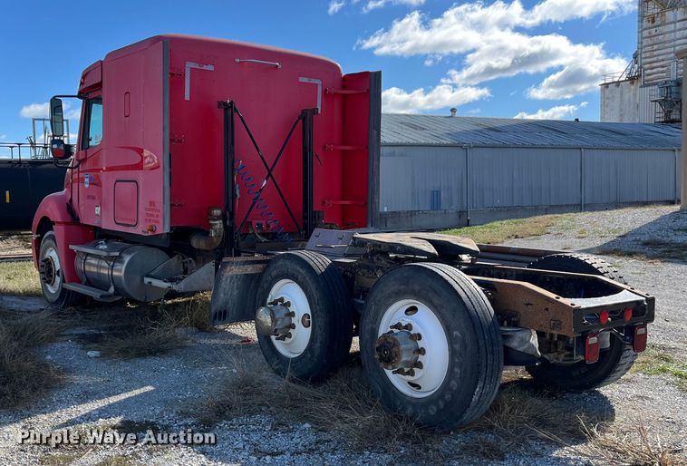 image for item ED2359 2004 Freightliner Columbia semi truck