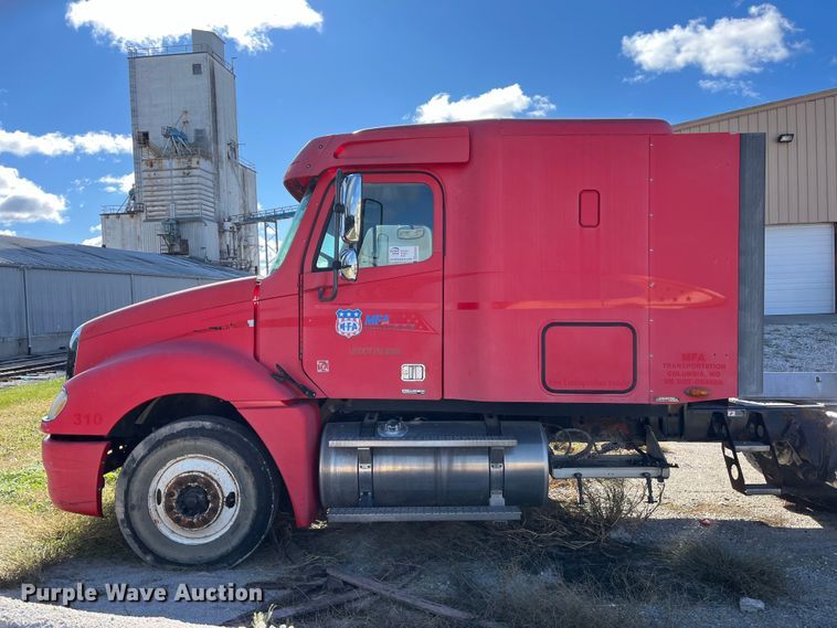 image for item ED2359 2004 Freightliner Columbia semi truck