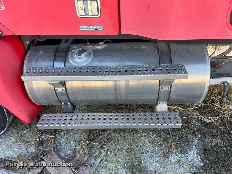 image for item ED2359 2004 Freightliner Columbia semi truck