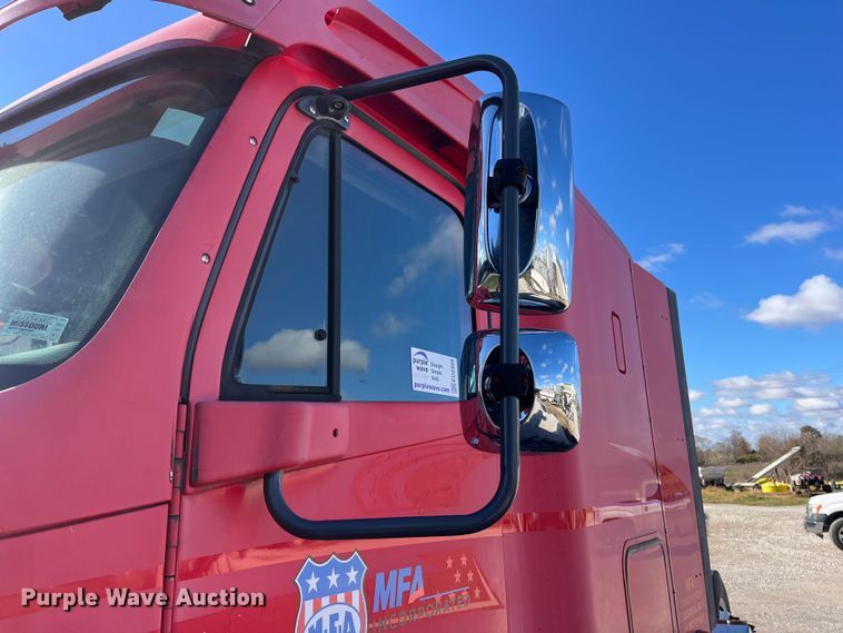 image for item ED2359 2004 Freightliner Columbia semi truck