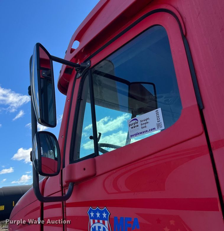 image for item ED2359 2004 Freightliner Columbia semi truck