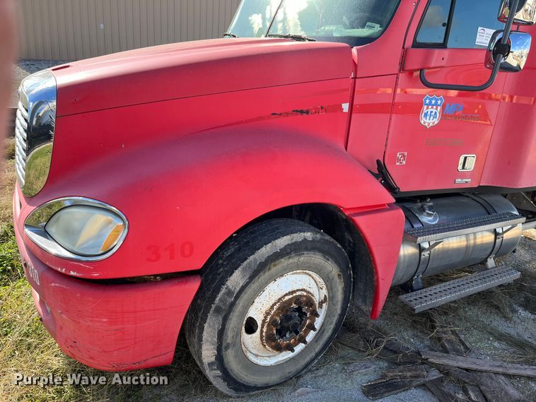 image for item ED2359 2004 Freightliner Columbia semi truck