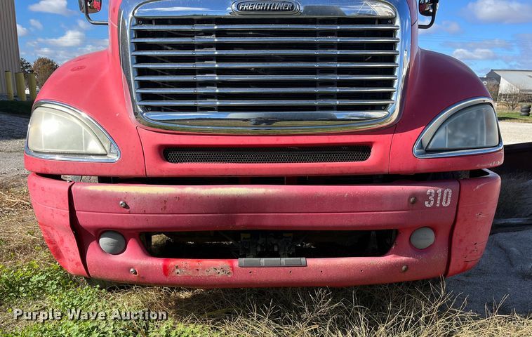 image for item ED2359 2004 Freightliner Columbia semi truck