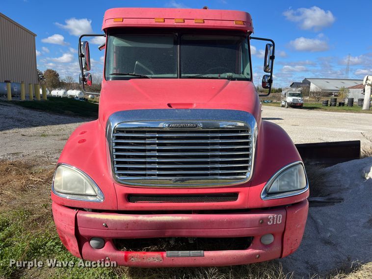 image for item ED2359 2004 Freightliner Columbia semi truck
