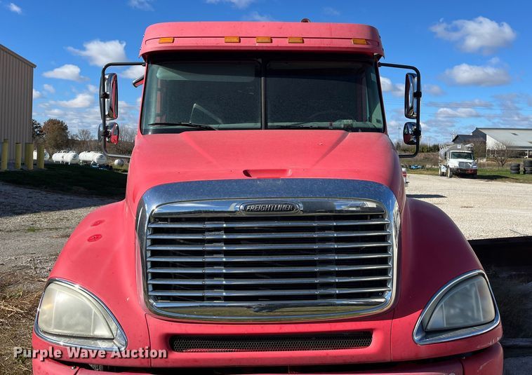 image for item ED2359 2004 Freightliner Columbia semi truck