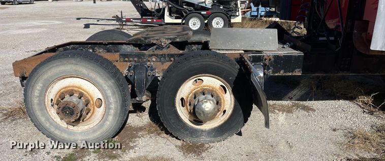 image for item ED2359 2004 Freightliner Columbia semi truck