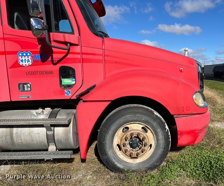 image for item ED2359 2004 Freightliner Columbia semi truck