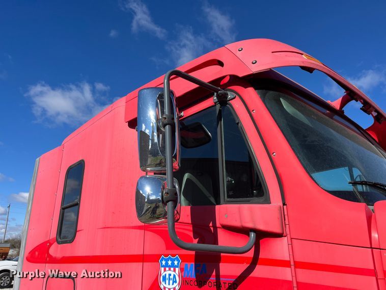 image for item ED2359 2004 Freightliner Columbia semi truck