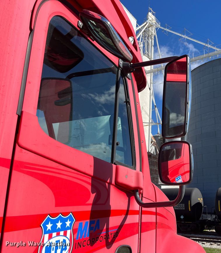 image for item ED2359 2004 Freightliner Columbia semi truck