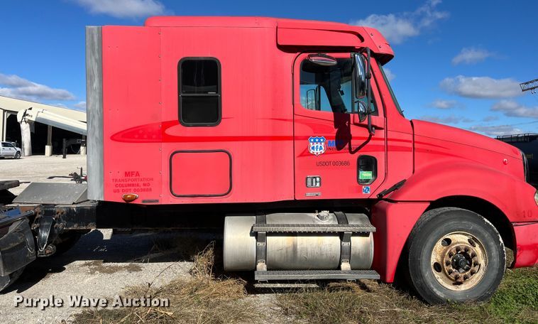 image for item ED2359 2004 Freightliner Columbia semi truck
