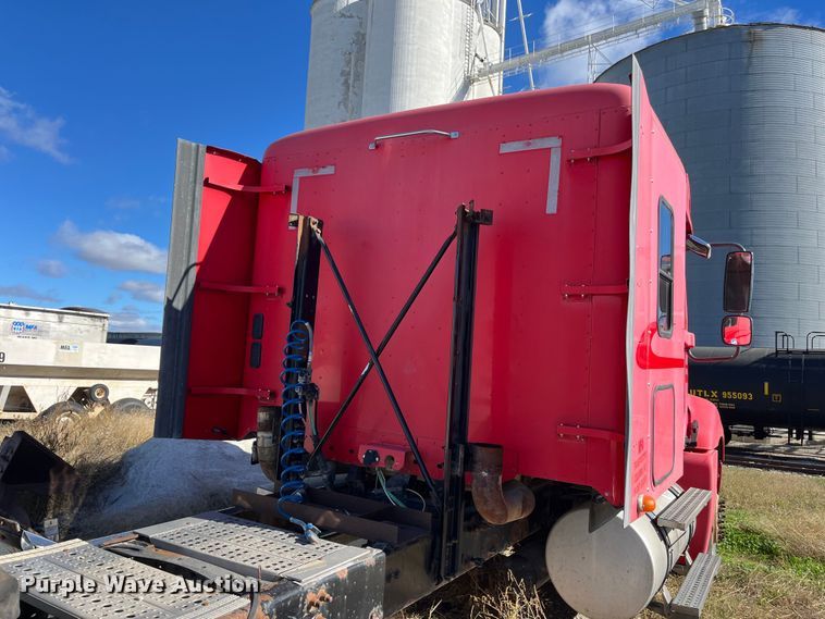 image for item ED2359 2004 Freightliner Columbia semi truck