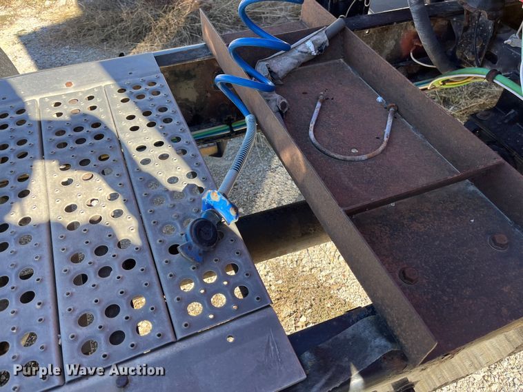 image for item ED2359 2004 Freightliner Columbia semi truck