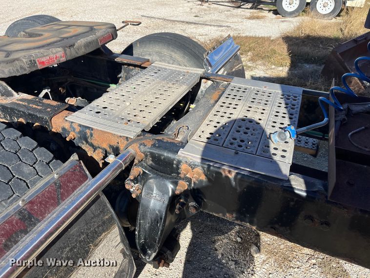 image for item ED2359 2004 Freightliner Columbia semi truck