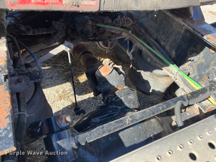 image for item ED2359 2004 Freightliner Columbia semi truck