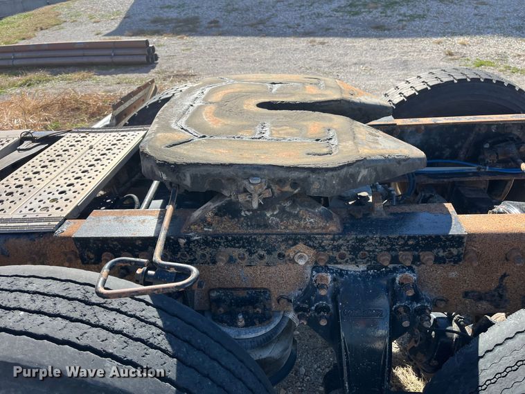 image for item ED2359 2004 Freightliner Columbia semi truck