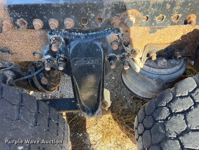 image for item ED2359 2004 Freightliner Columbia semi truck