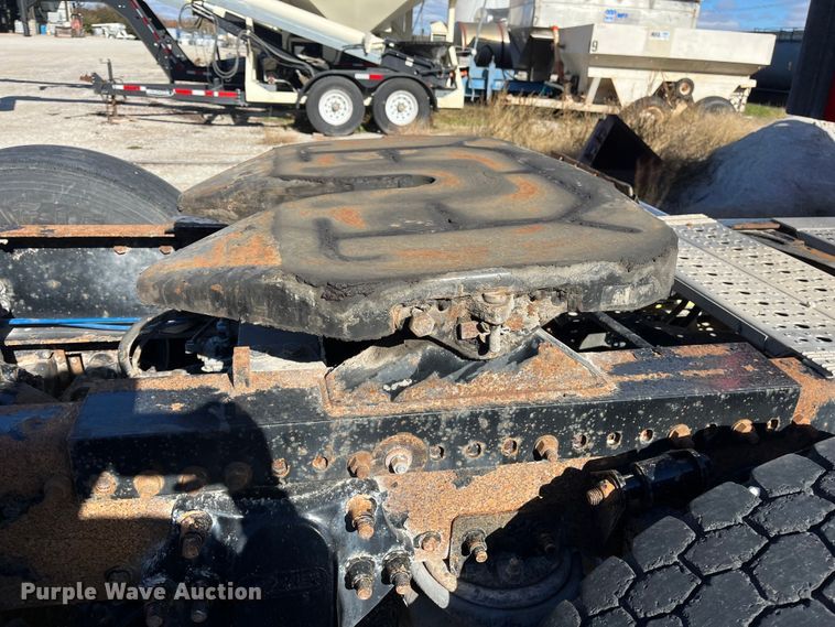 image for item ED2359 2004 Freightliner Columbia semi truck