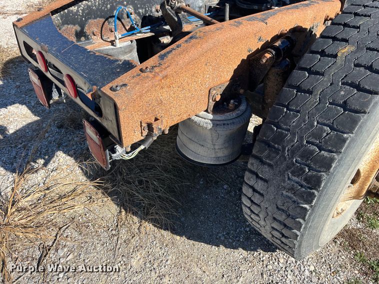 image for item ED2359 2004 Freightliner Columbia semi truck