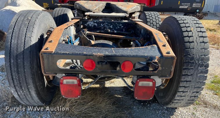 image for item ED2359 2004 Freightliner Columbia semi truck