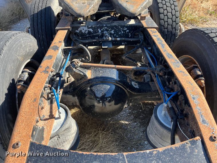 image for item ED2359 2004 Freightliner Columbia semi truck