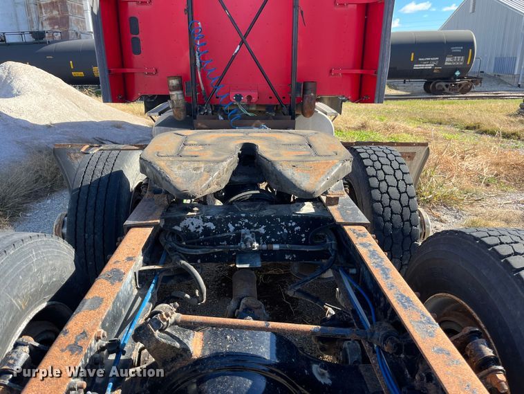 image for item ED2359 2004 Freightliner Columbia semi truck