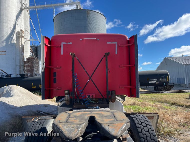 image for item ED2359 2004 Freightliner Columbia semi truck