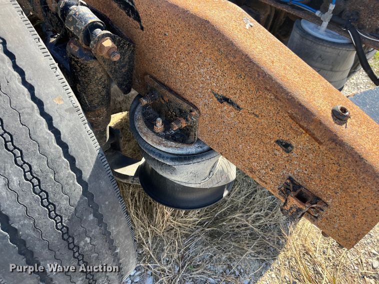 image for item ED2359 2004 Freightliner Columbia semi truck