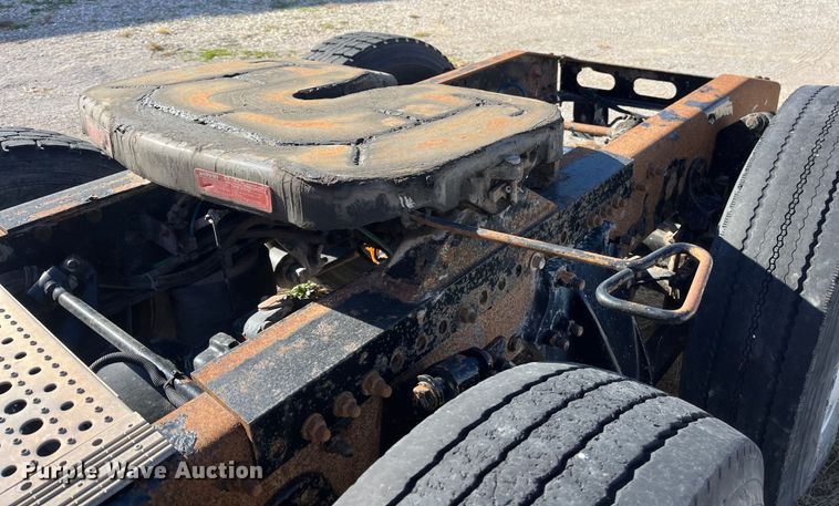 image for item ED2359 2004 Freightliner Columbia semi truck