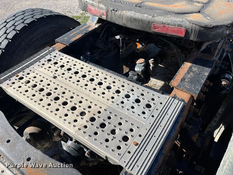 image for item ED2359 2004 Freightliner Columbia semi truck