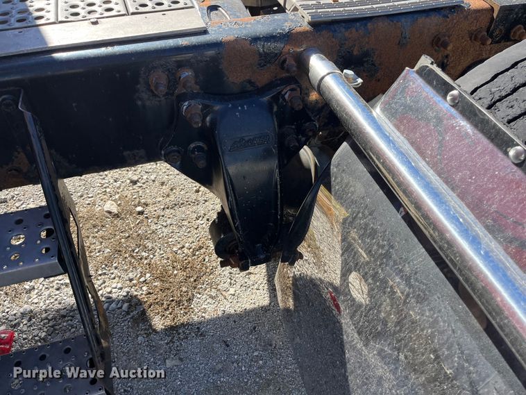 image for item ED2359 2004 Freightliner Columbia semi truck