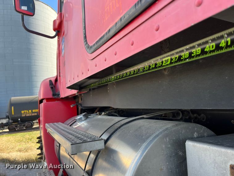 image for item ED2359 2004 Freightliner Columbia semi truck