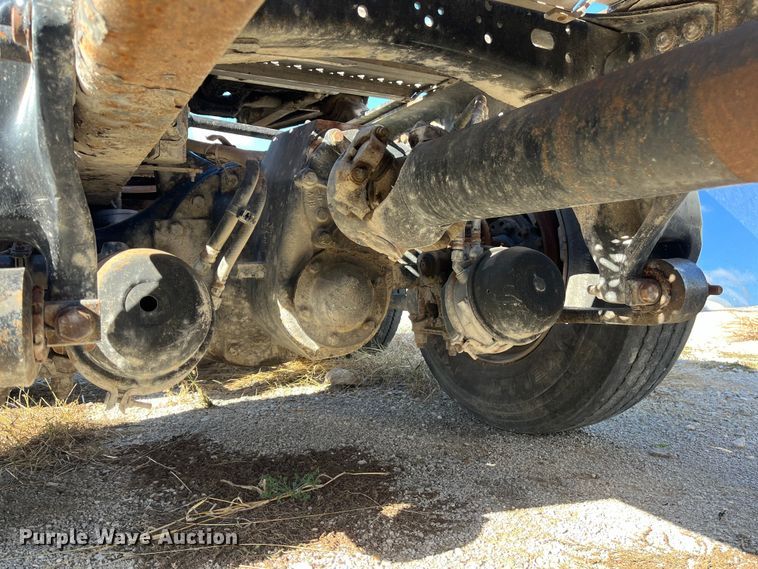 image for item ED2359 2004 Freightliner Columbia semi truck