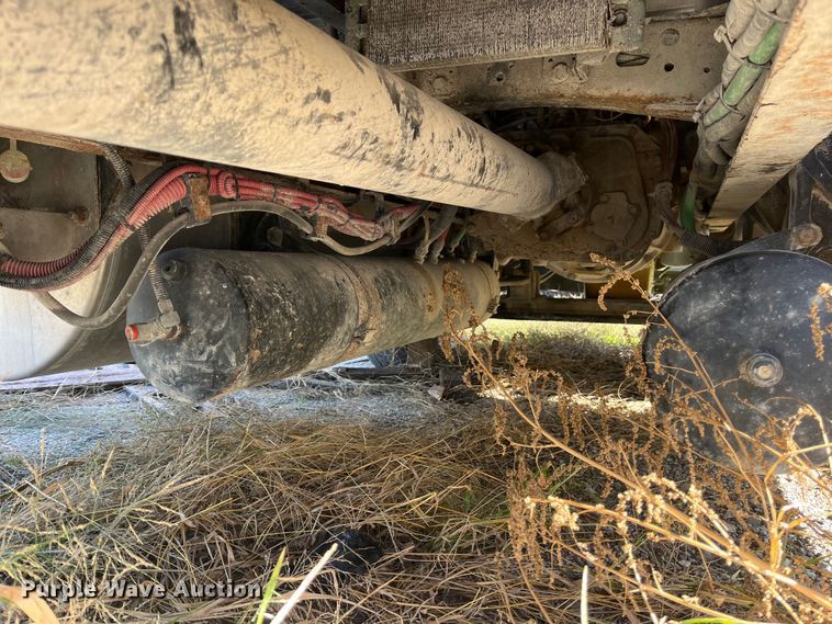 image for item ED2359 2004 Freightliner Columbia semi truck