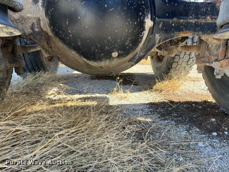 image for item ED2359 2004 Freightliner Columbia semi truck